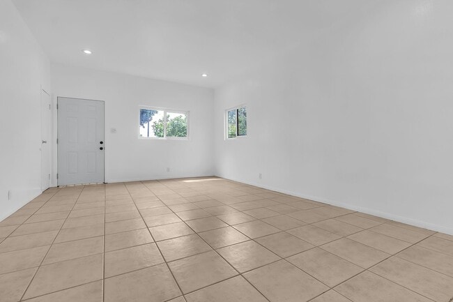 Photo - 915 E 91st St Unit 915