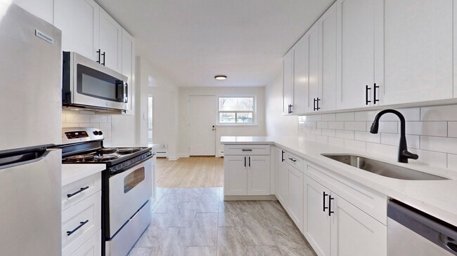 Building Photo - 35-45 Swordbill Dr