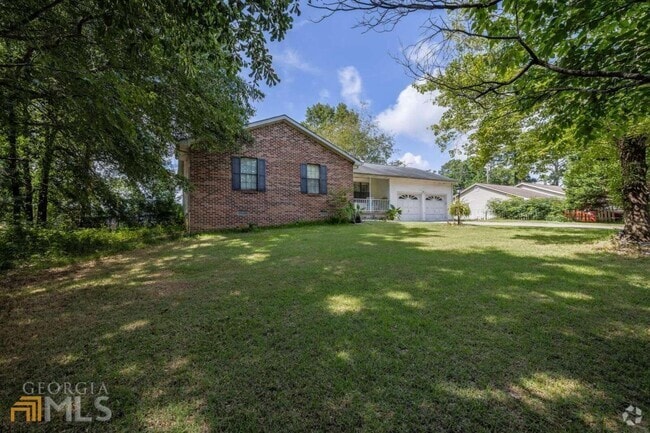 Building Photo - "Charming 3-Bedroom Home with 2 Full Baths...