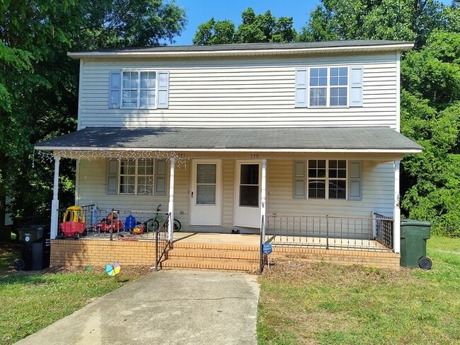 Building Photo - 779 Treasure Dr SW