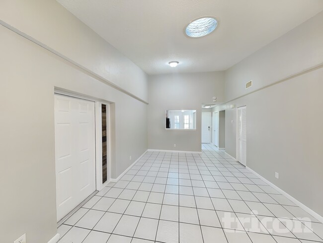 Photo - 835 Stonybrook Cir