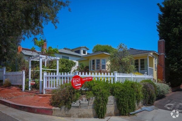 Front garden with bench and patio - 826 21st St House