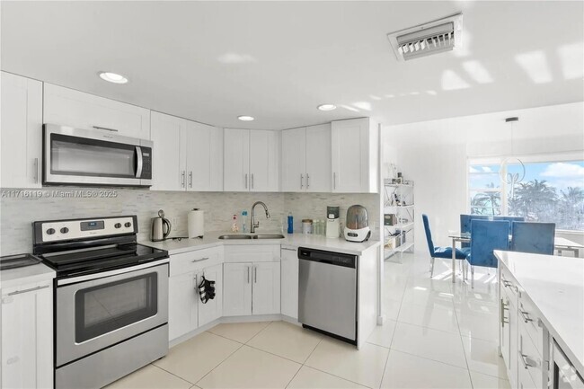 Building Photo - 5255 Collins Ave Unit 3D Rental