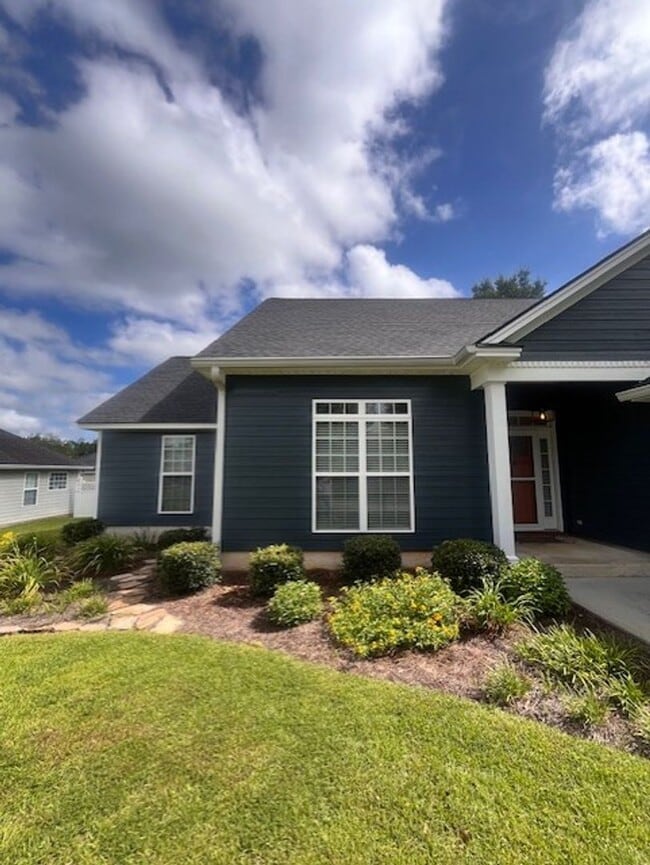 Building Photo - Home in The Highlands