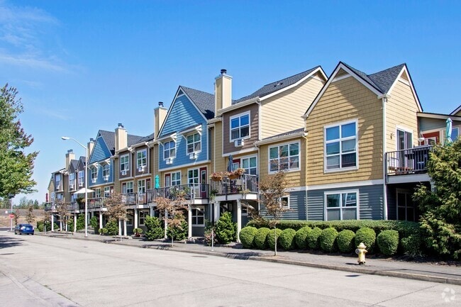Building Photo - Luxurious 3 Bedroom Townhouse Style Condo ...