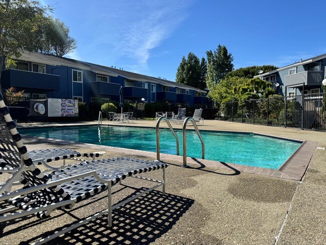 Building Photo - 1126 Cherry Ave