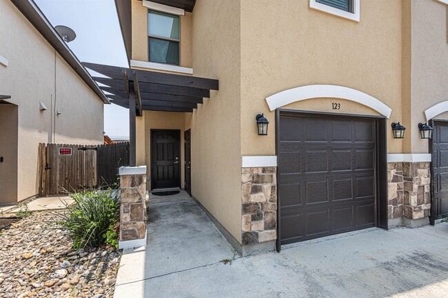 Photo - 123 Niagara Dr.