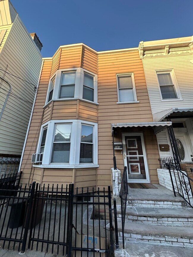 Frente de la casa - 160 Hopkins Ave Unidad 2