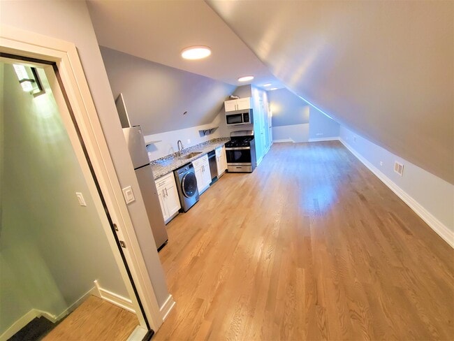 Building Photo - 5052 W Sunnyside Ave Unit 3
