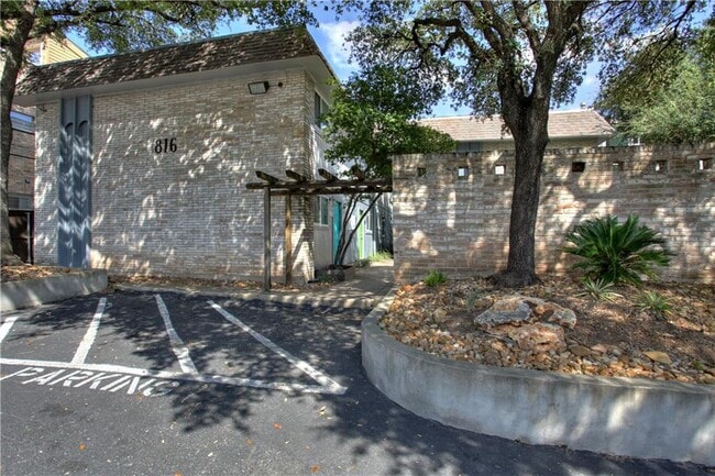 Building Photo - 816 W N Loop Blvd Unit 111