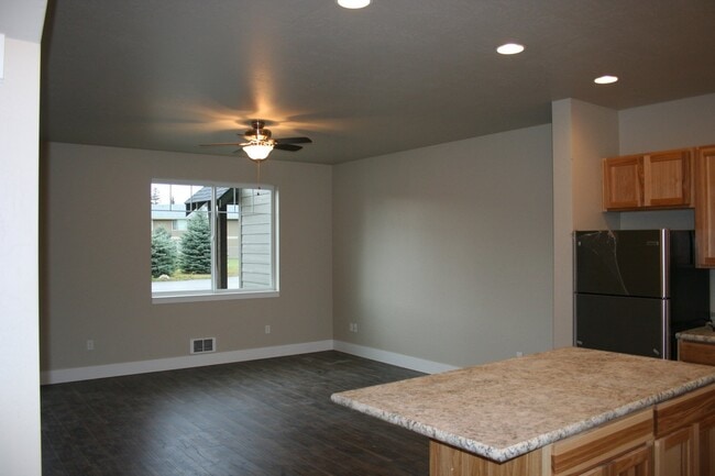 Photo - 729 Waverly Pl