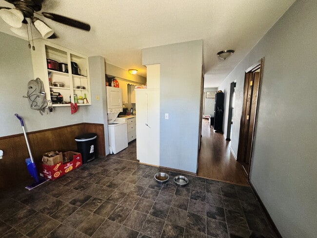 Charming 2-Bed Townhouse in St. Louis Park - Your Cozy Home Awaits!