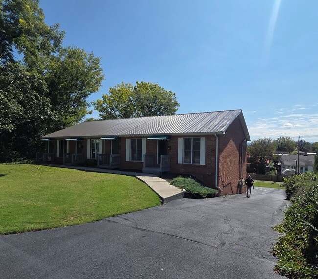 Building Photo - 2 bedroom  1 Bath Brick  condo great locat... Unit #4