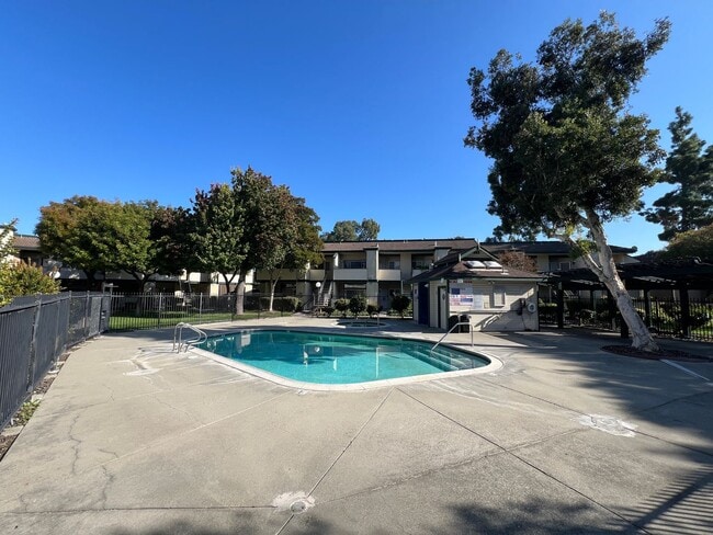 Photo - 2bd/2ba PRIVATELY GATED COMMUNITY WITH POOL AND MORE ACROSS FROM UNION LANDING SHOPPING CENTER!!!