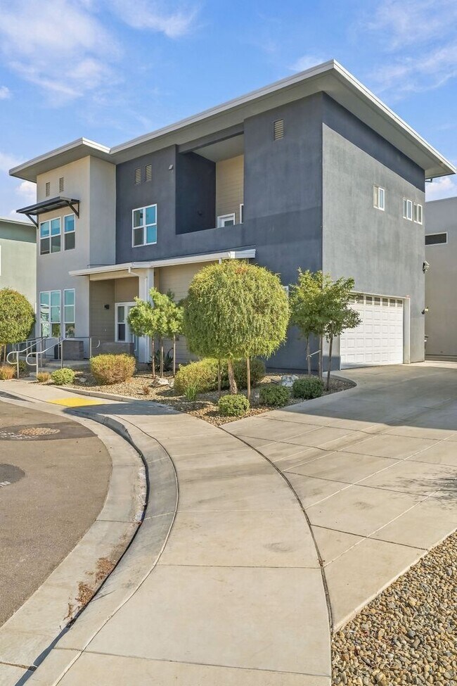 805 Ashwood Ln Unit 804 Eastwood Way
