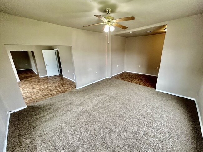 Photo - 716 E 9th St