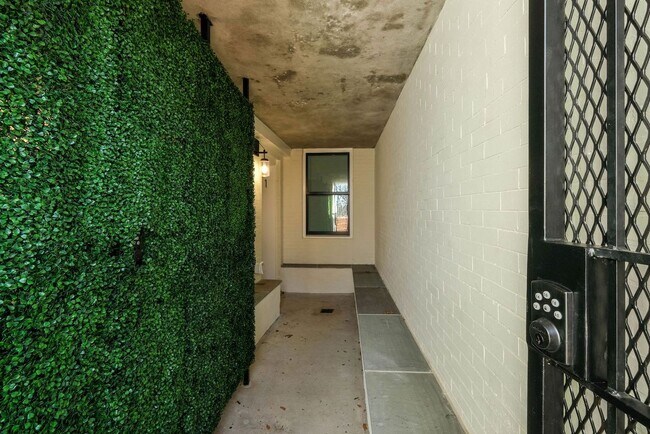 Photo - 1979 Biltmore St NW