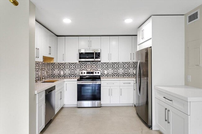 Photo - 700 Waterside Dr