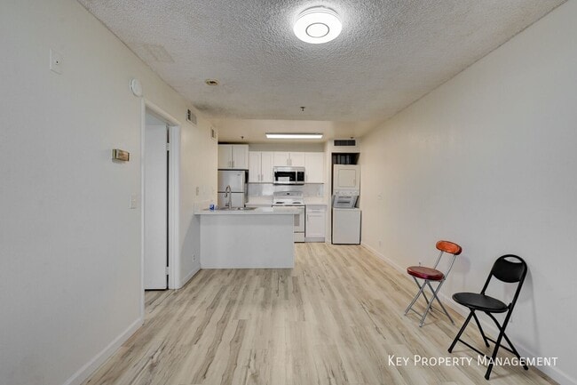 1381 E University Ave. Unidad 311