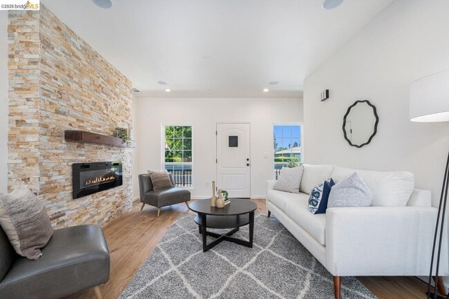 Photo - 731 Beatrice St