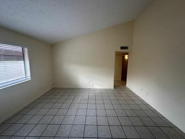 Photo - 784 W 37th St