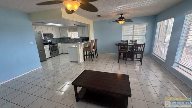 Photo - 108 W Capricorn Dr