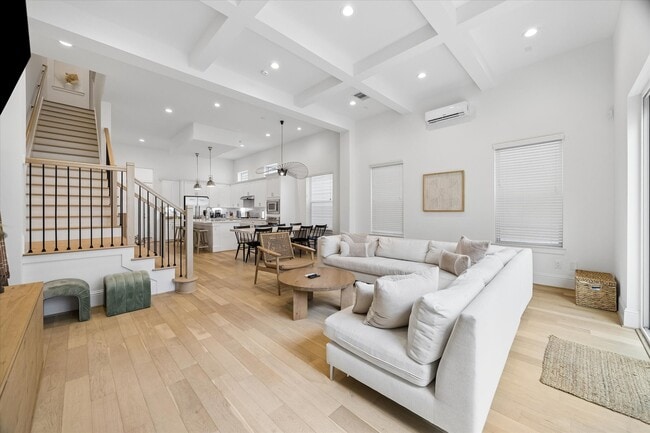 826 Nadine St