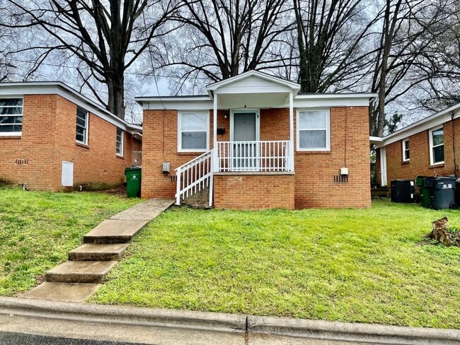 Photo - Adorable 2 bedroom 1 bath home . Located in the Belmont area .