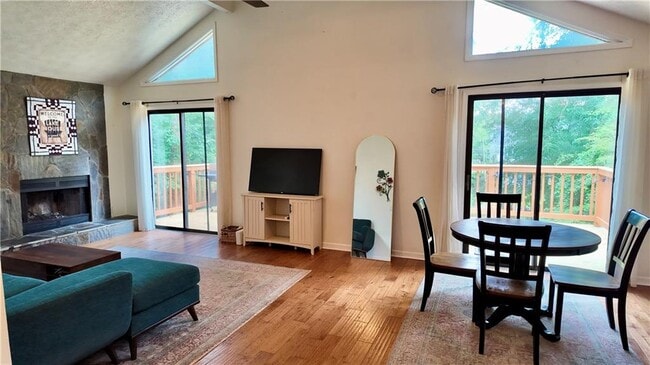 Photo - 947 Lake Dr SW