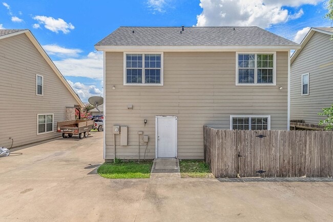 Photo - Available August 2026! 4 Bed, 3 Bath in Ho...