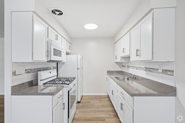 1BR, 1BA - 748SF - Kitchen