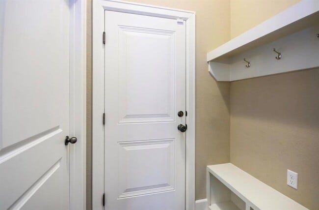 Photo - 213 Simmons Dr