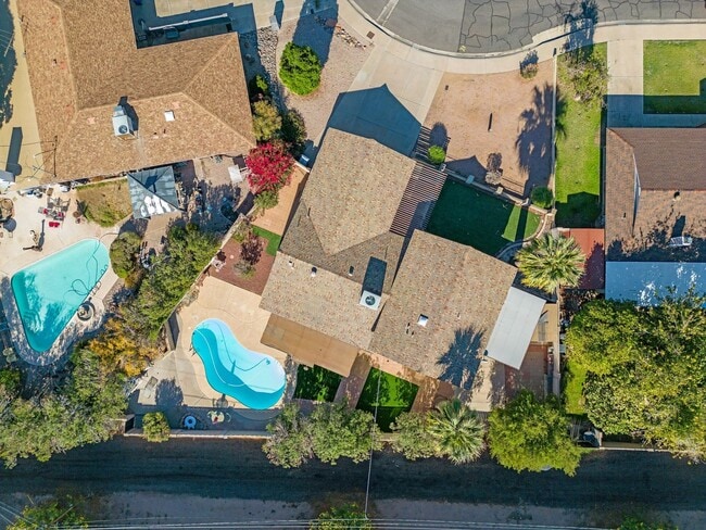 Building Photo - Large Trilevel home backing 60 with pool and close to ASU