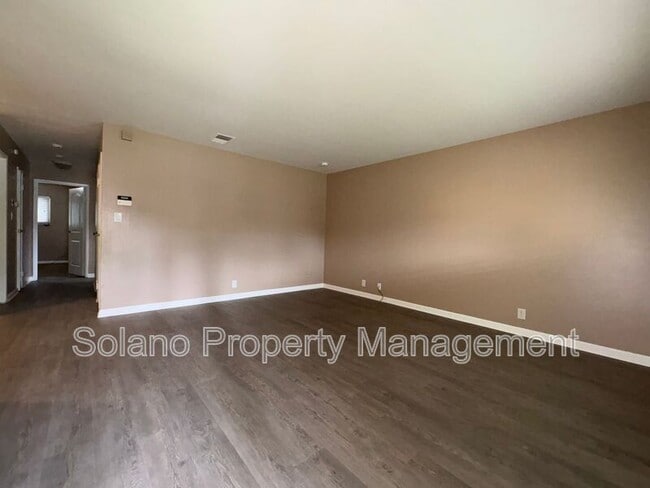 Photo - 1992 Oxford Dr