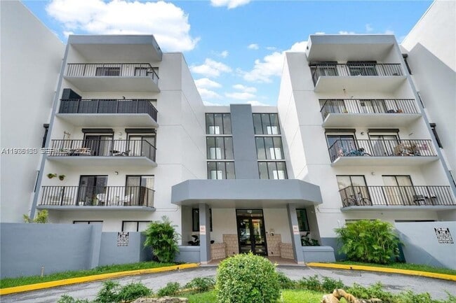 Photo - 1820 W 53rd St Unit 205