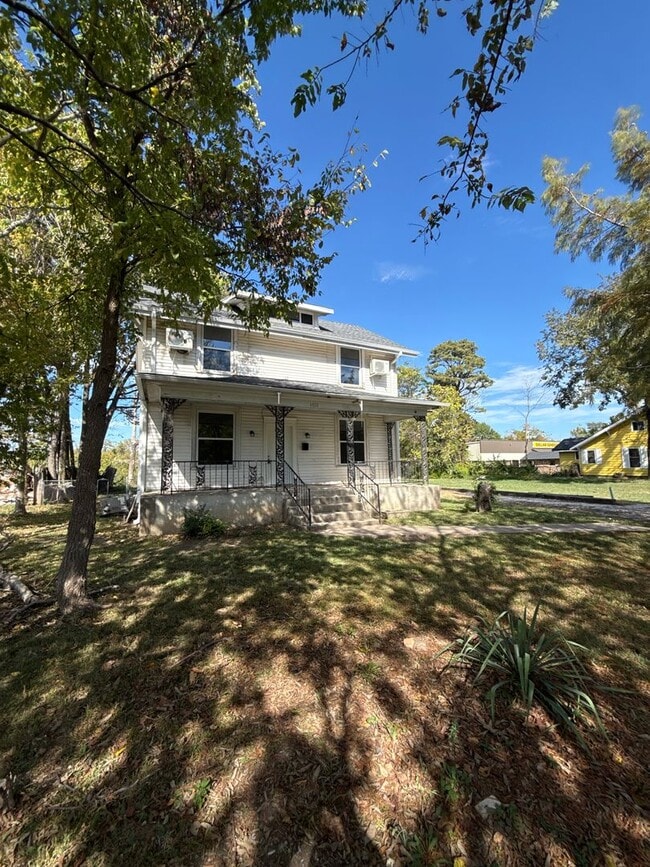 Building Photo - 3 bedroom/2 bath house