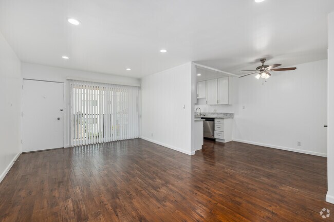 1BR, 1BA - 750SF - Living Room