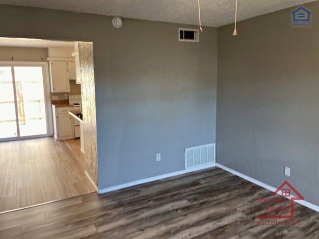 Photo - 2111 NW Lindy Ave