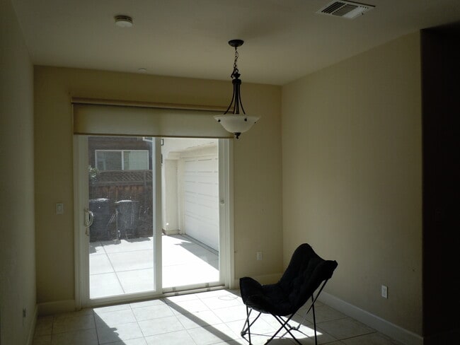 537 W Esplanade Dr