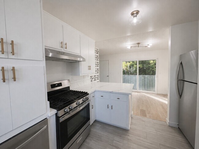Photo - 445 E Magnolia Blvd