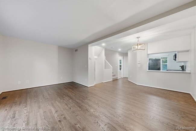 Photo - 483 W Lincoln Ave