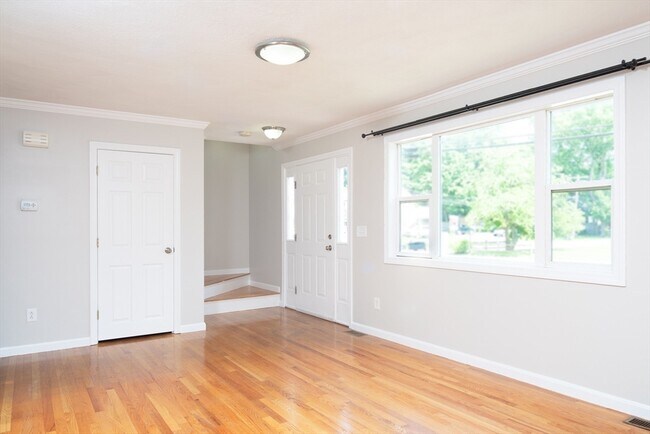 Photo - 1083 Main St