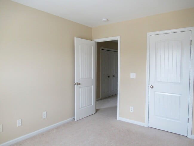 Photo - Three Bedroom Townhome in Richlands Close to Everything!!