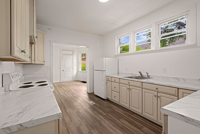 Building Photo - Stunning 4 bedroom home in Perry South available now!