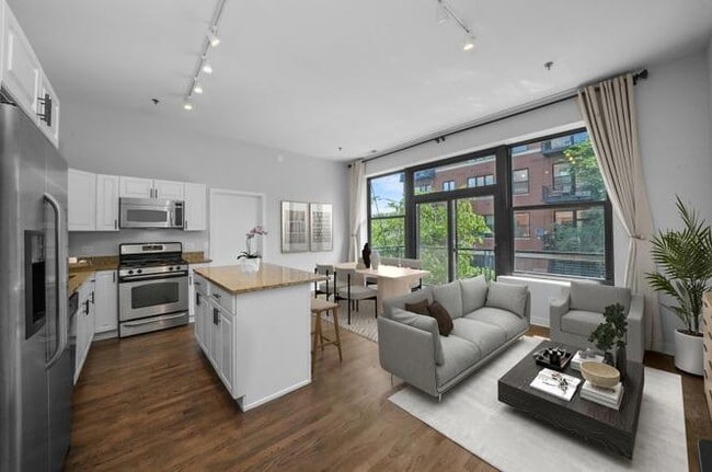 Building Photo - 2 S Leavitt St Unit 212