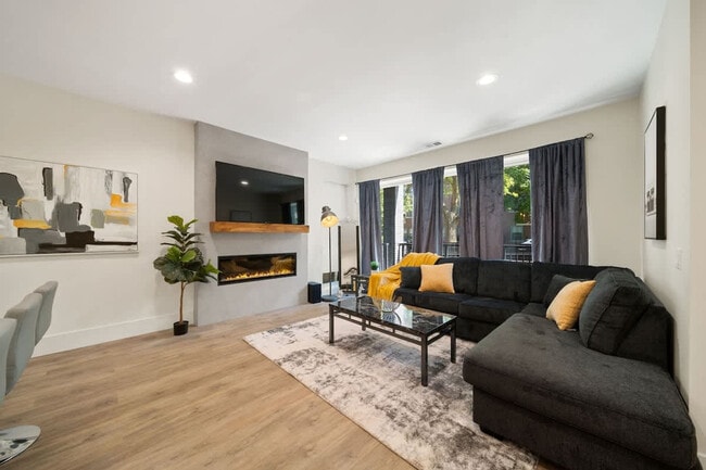 Building Photo - 2110 W Washington Blvd Rental