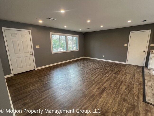 Photo - 2728 Pierce Dr N