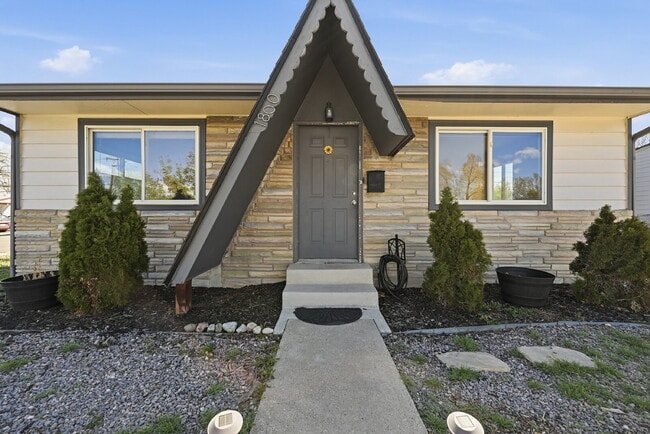 Photo - $2,245.95 -  2 bed, 1 bath located in Denver with a big backyard and In Unit Laundry!