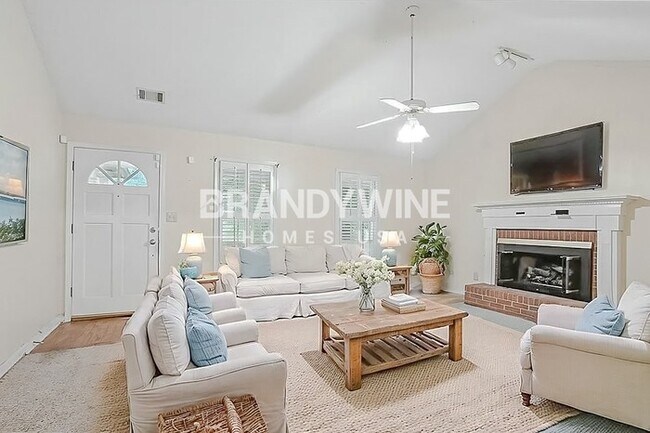 Photo - 205 Oak Shores Dr