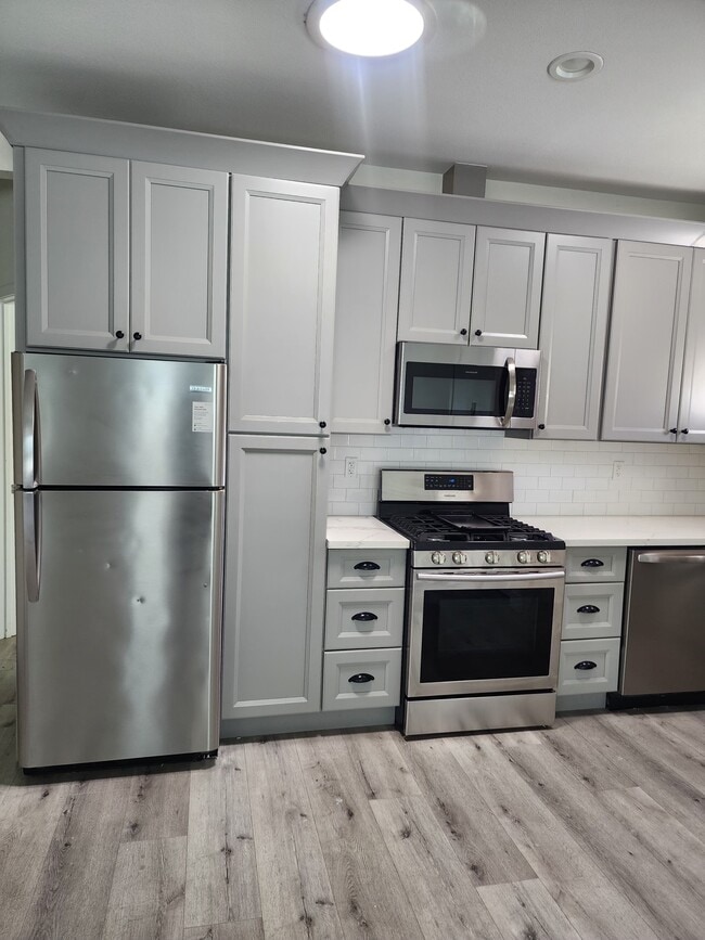 Building Photo - 119 S Westmoreland Ave Unit 121